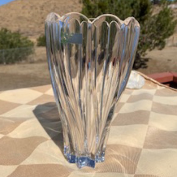 STUNNING SPIRAL VASE - Picture 2 of 9